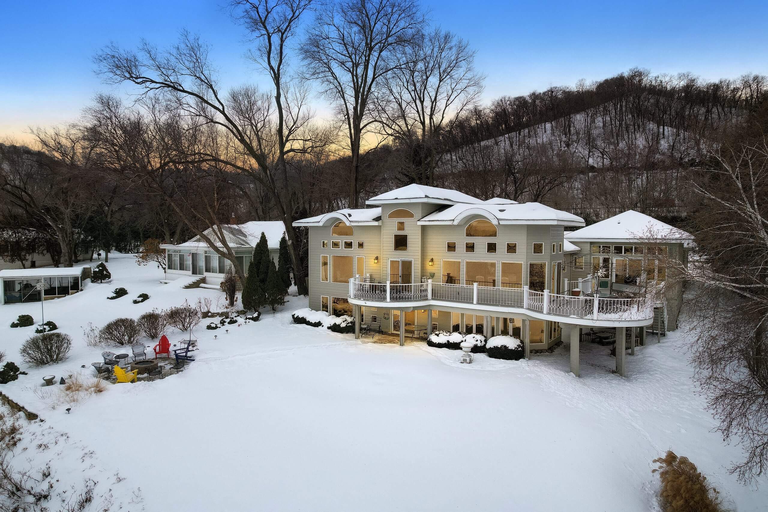 You are currently viewing How Does Raven Realty Help You in Buying and Selling Your Property?