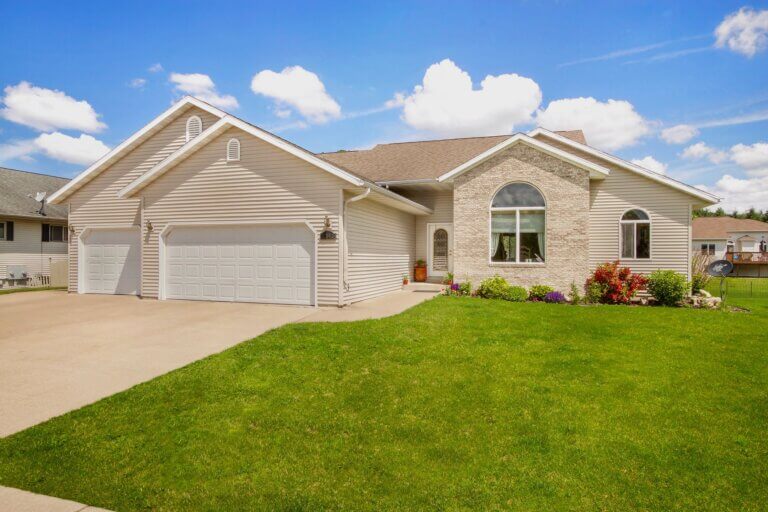 Read more about the article Investing in Real Estate: A Beginner’s Guide